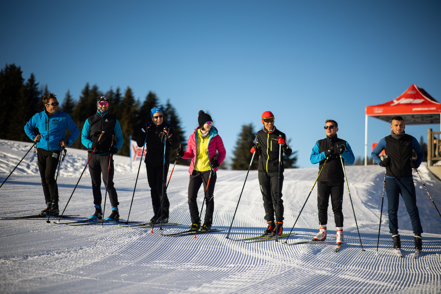 Collaborateurs et clients du Crédit Agricole des Savoie au départ de ski de fond lors de la journée team CADS Expérience avec Jules Chappaz à Môle & Brasses Tourisme